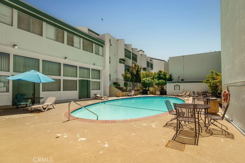 Welcome to this beautifully refreshed 1-bedroom, 1-bath - photo 18