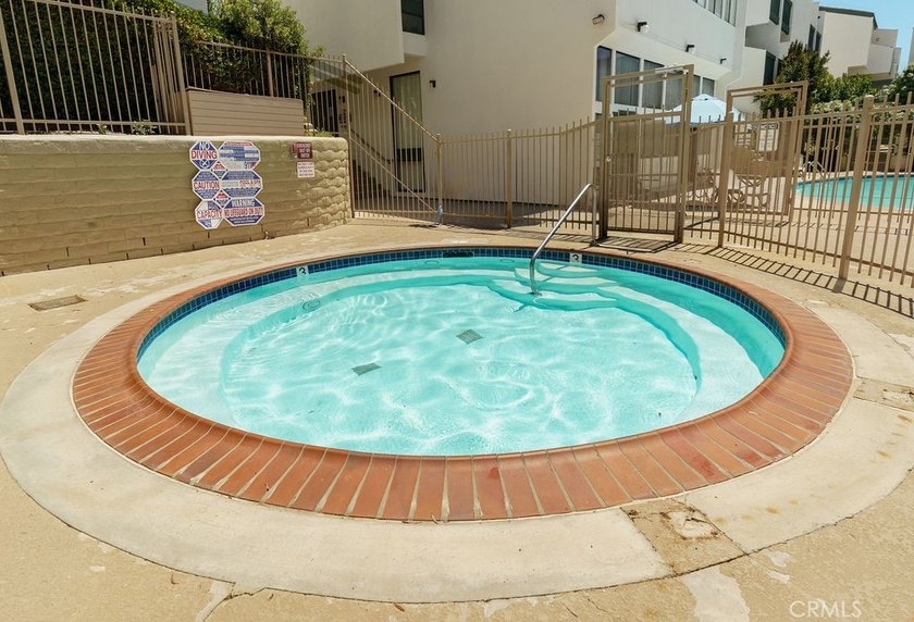 Welcome to this beautifully refreshed 1-bedroom, 1-bath - photo 19
