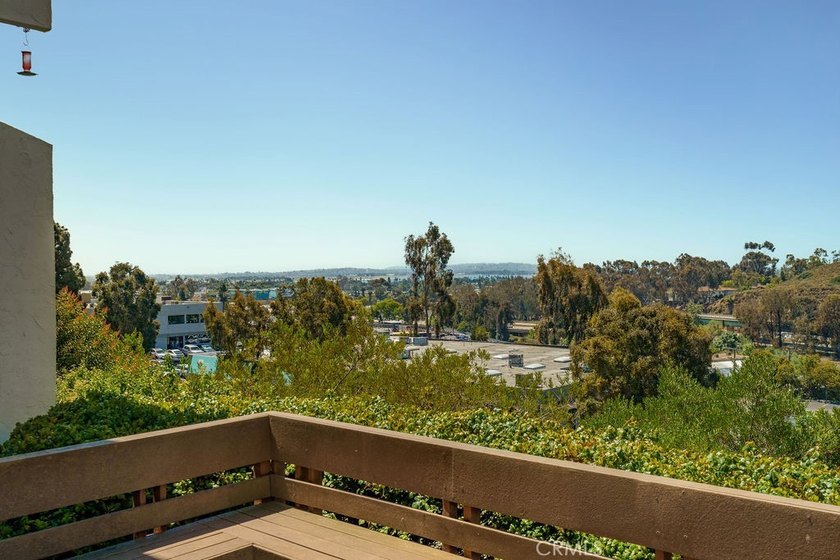Welcome to this beautifully refreshed 1-bedroom, 1-bath - photo 21