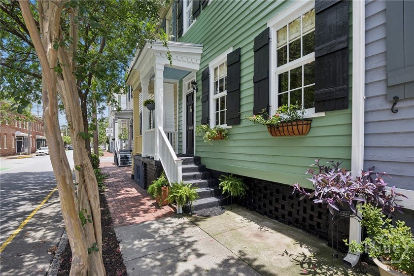 There are addresses in Savannah that stop people mid-step, and - photo 4