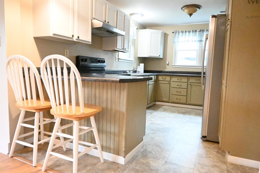 Simply Satisfying - This inviting Lake View home offers a - photo 4