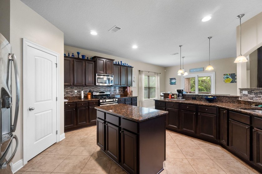 Luxury Living in Gated Nature Trail | 6BR + Bonus | Seller - photo 12