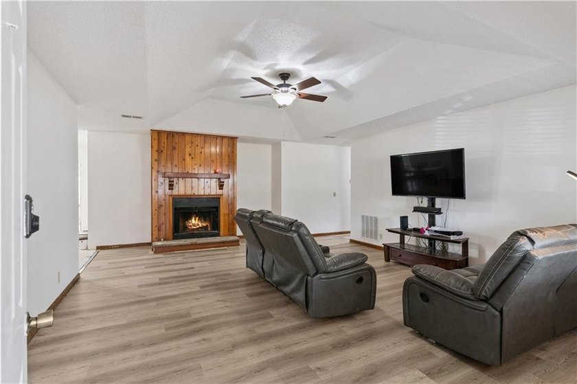 Recently updated to include new vinyl plank flooring and paint! - photo 4
