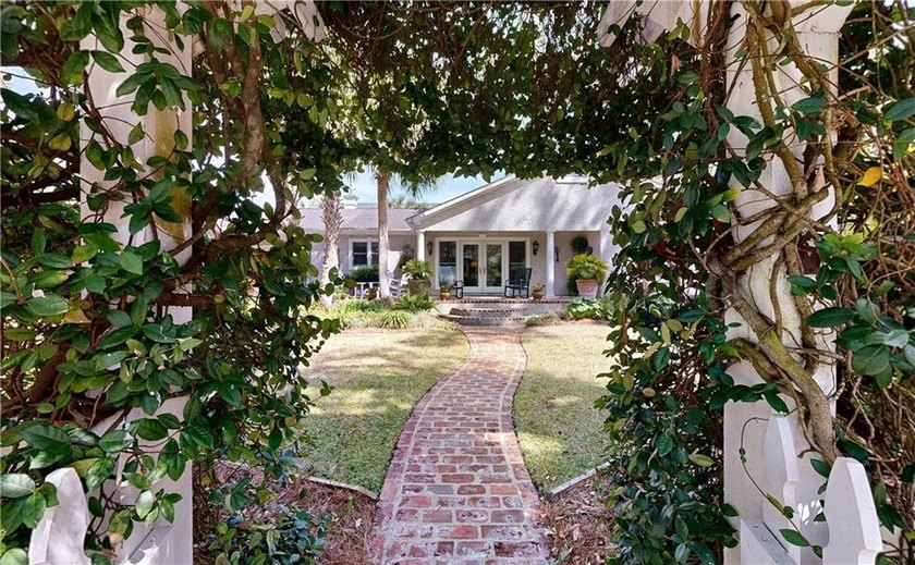 ***New Roof*** Welcome to your dream coastal retreat just 2.5 - photo 2
