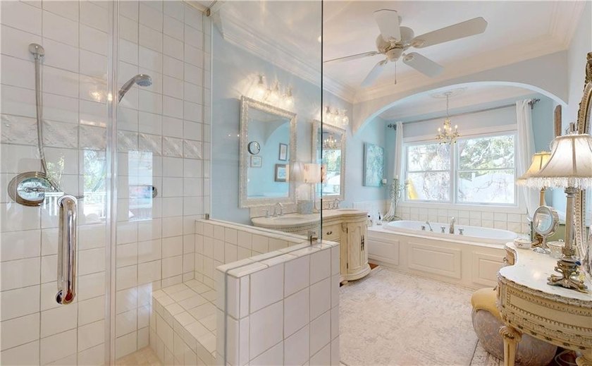 ***New Roof*** Welcome to your dream coastal retreat just 2.5 - photo 6