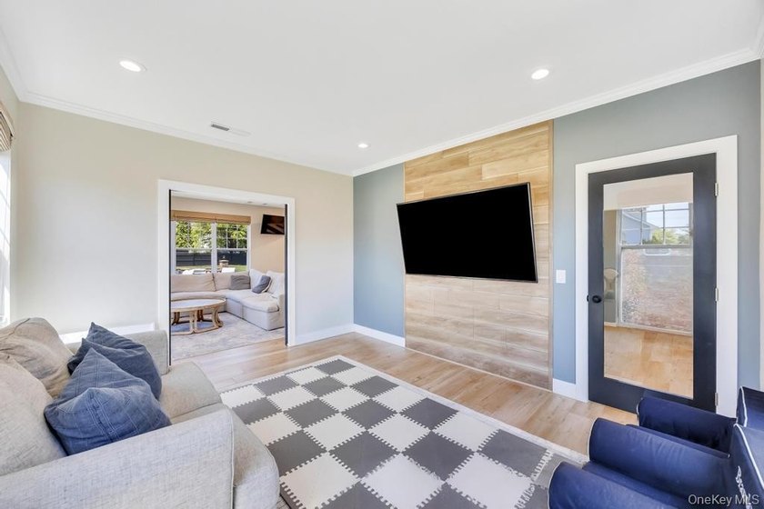 Welcome to 25 Maidstone Lane in Wading River-an exceptional - photo 17