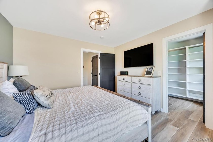 Welcome to 25 Maidstone Lane in Wading River-an exceptional - photo 21