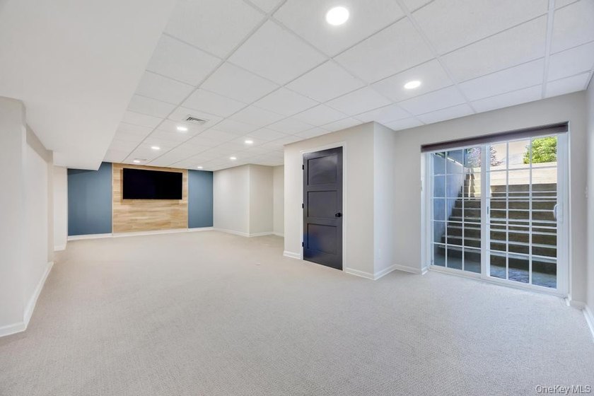 Welcome to 25 Maidstone Lane in Wading River-an exceptional - photo 36