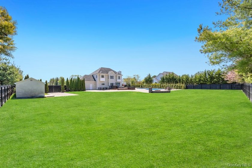 Welcome to 25 Maidstone Lane in Wading River-an exceptional - photo 40