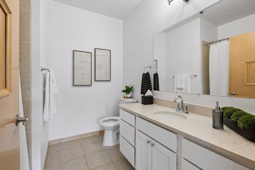 Enjoy elevated urban living in this light filled, freshly - photo 14