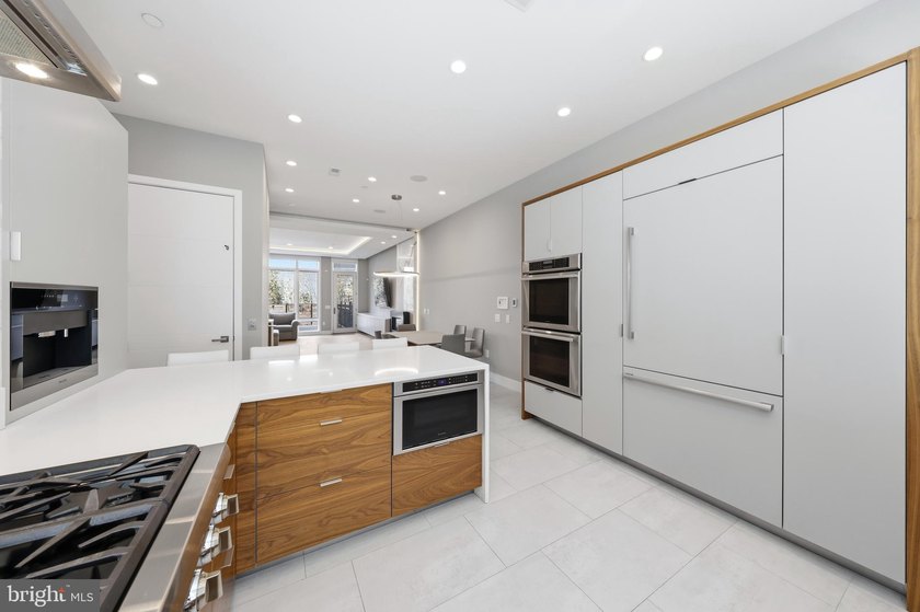 Welcome to this beautifully maintained, 10-year-young townhouse - photo 14