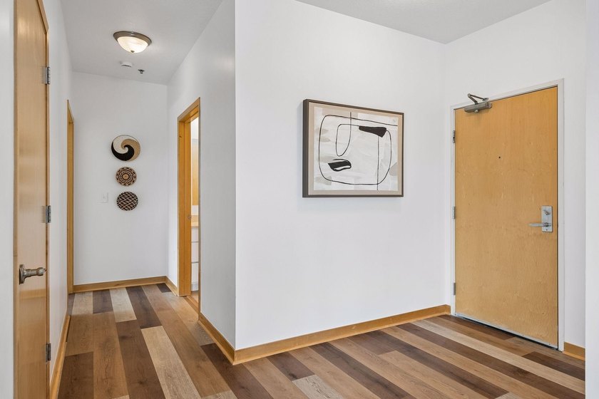 Enjoy elevated urban living in this light filled, freshly - photo 15