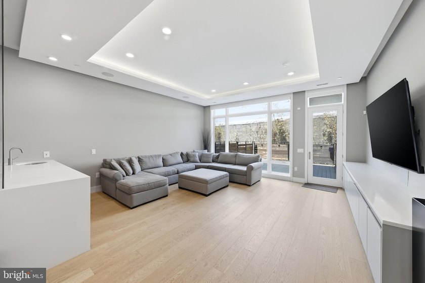 Welcome to this beautifully maintained, 10-year-young townhouse - photo 18