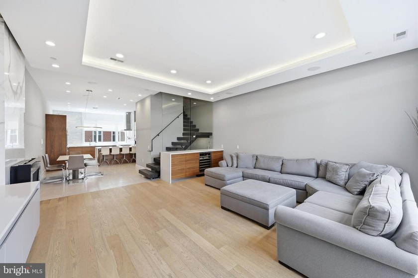 Welcome to this beautifully maintained, 10-year-young townhouse - photo 19