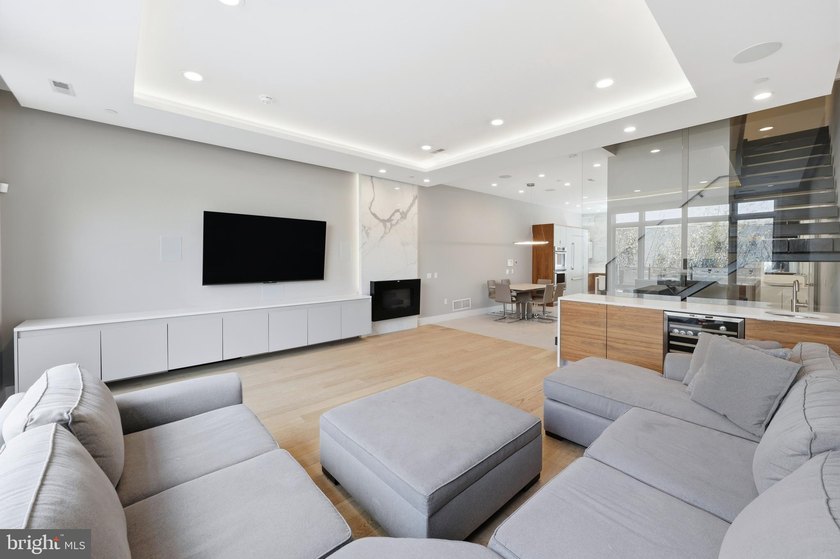 Welcome to this beautifully maintained, 10-year-young townhouse - photo 20