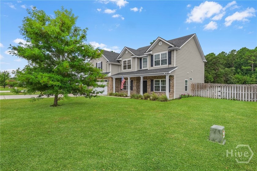 Welcome to 180 Kerry Drive, where space, privacy and modern - photo 2