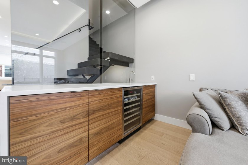 Welcome to this beautifully maintained, 10-year-young townhouse - photo 22