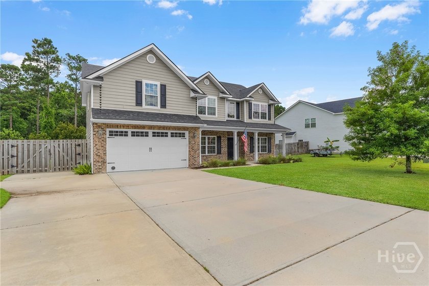 Welcome to 180 Kerry Drive, where space, privacy and modern - photo 3