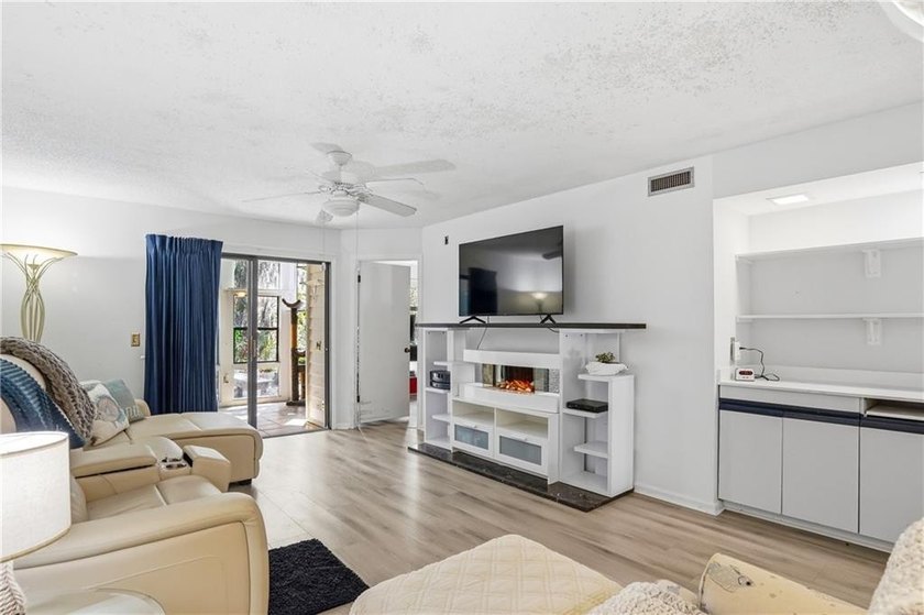 Much desired 2 bedroom /2 bath condo all on ground level located - photo 4