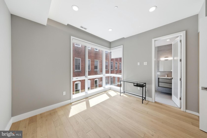 Welcome to this beautifully maintained, 10-year-young townhouse - photo 32