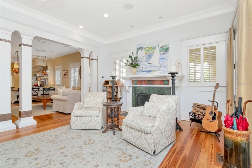 Located in the heart of historic Hyde Park, this beautifully - photo 4