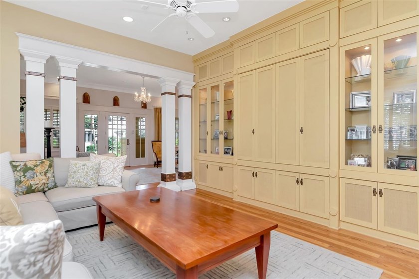 Located in the heart of historic Hyde Park, this beautifully - photo 7