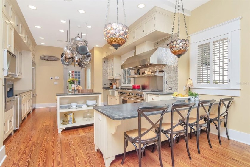 Located in the heart of historic Hyde Park, this beautifully - photo 8