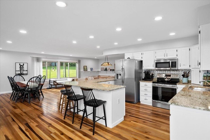 Welcome to your lakefront retreat! This beautifully maintained - photo 11