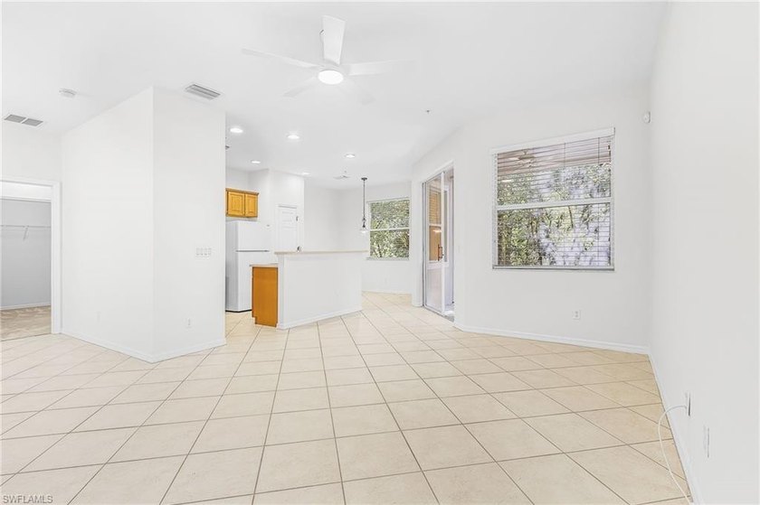 This beautiful 1st floor end unit condo features 3 bedrooms, 2 - photo 11