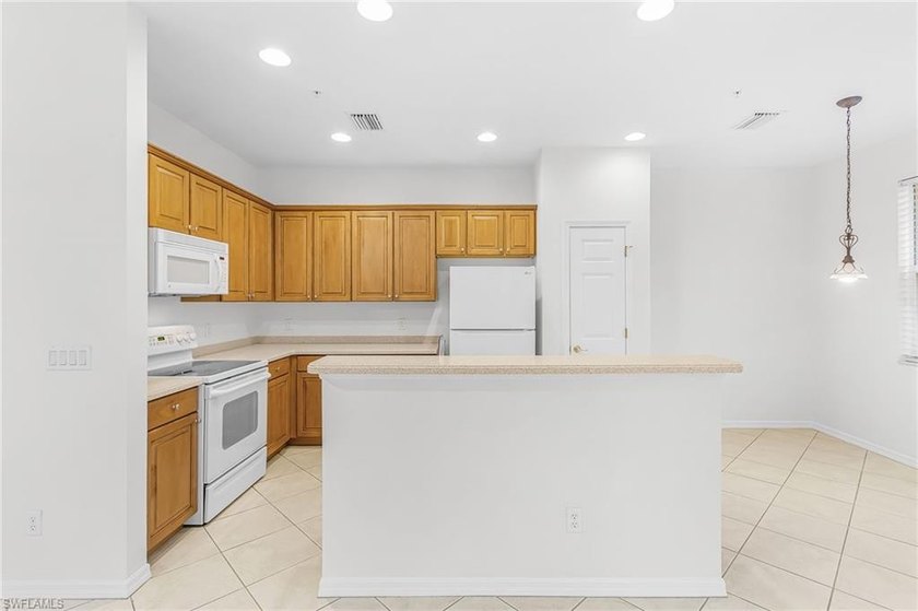 This beautiful 1st floor end unit condo features 3 bedrooms, 2 - photo 12