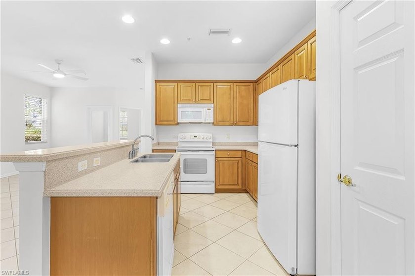 This beautiful 1st floor end unit condo features 3 bedrooms, 2 - photo 13