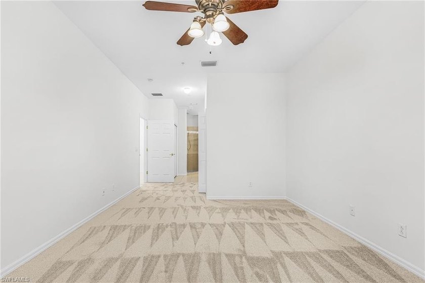 This beautiful 1st floor end unit condo features 3 bedrooms, 2 - photo 16