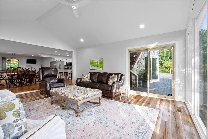 Welcome to your lakefront retreat! This beautifully maintained - photo 18