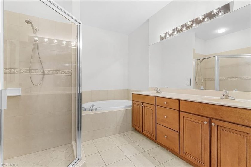 This beautiful 1st floor end unit condo features 3 bedrooms, 2 - photo 18
