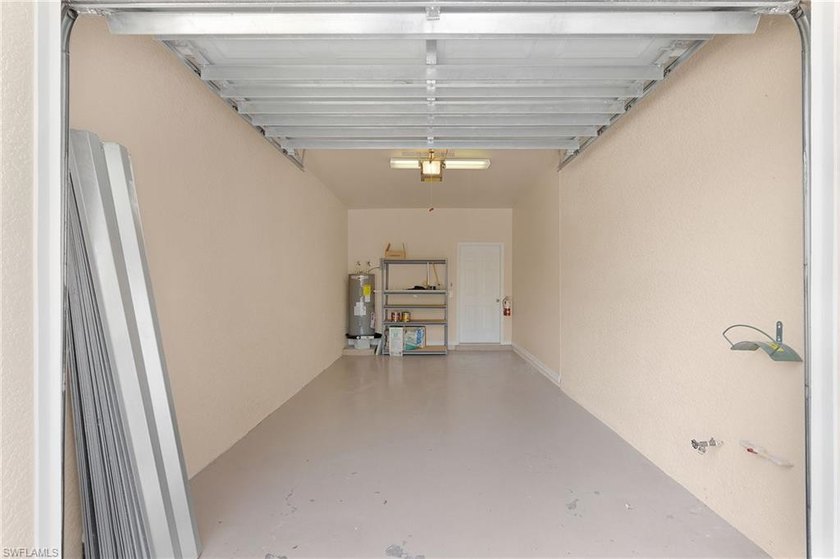 This beautiful 1st floor end unit condo features 3 bedrooms, 2 - photo 21