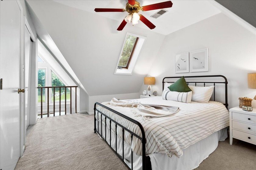 Welcome to your lakefront retreat! This beautifully maintained - photo 26