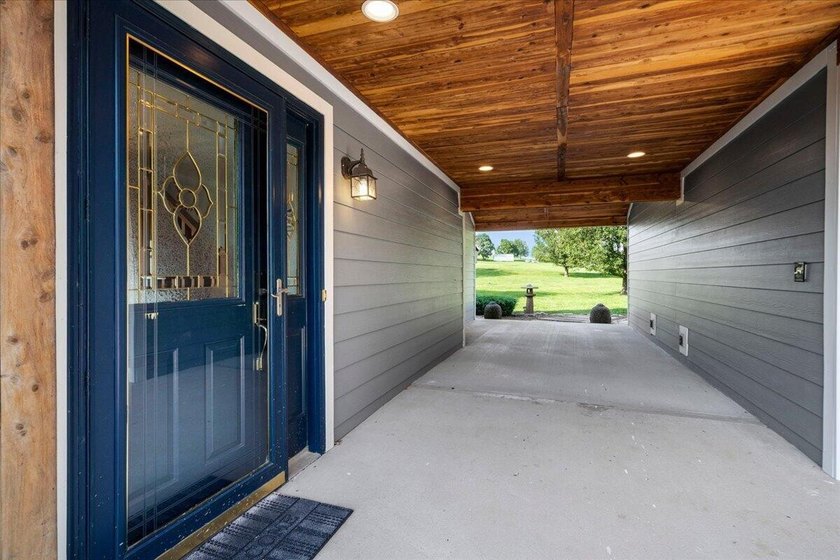 Welcome to your lakefront retreat! This beautifully maintained - photo 32