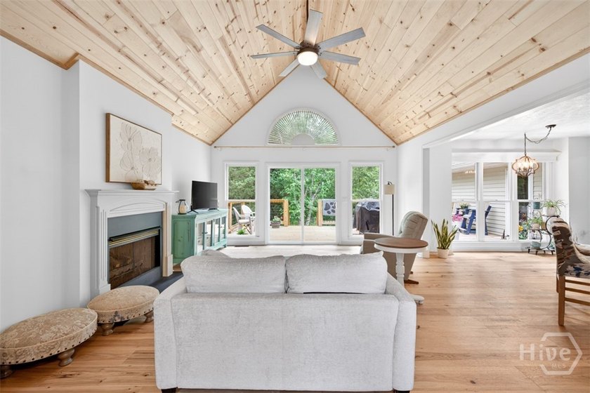 Move-in ready home with beautiful Lake Hartwell view and major - photo 8