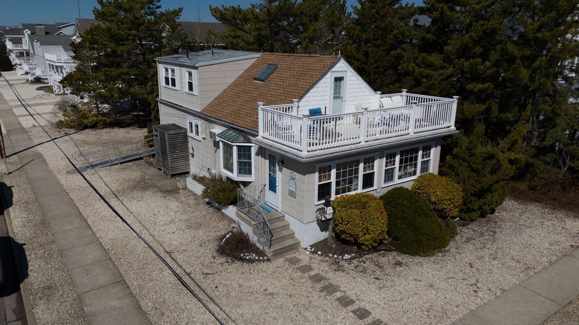 Discover the potential of this 3-bedroom, 2-bath home on a - photo 2