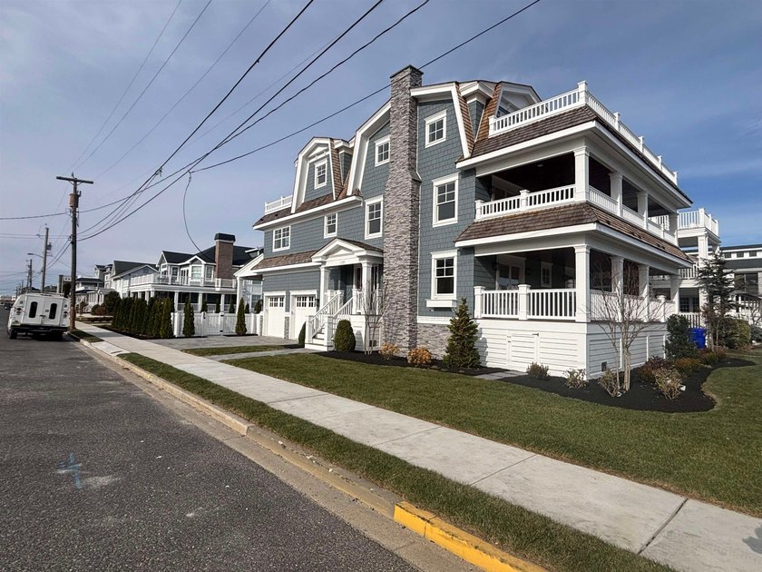 Discover the potential of this 3-bedroom, 2-bath home on a - photo 4