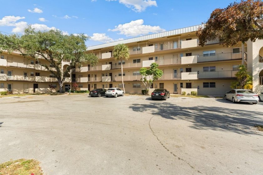 Bright 3/2 corner condo offering golf course living in Inverrary - photo 4