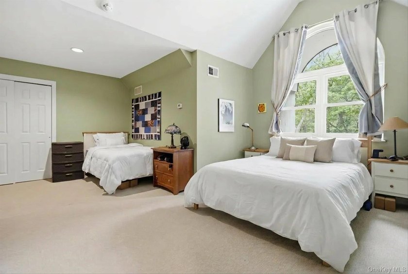 New to the market - Move-in condition - exceptional opportunity! - photo 11