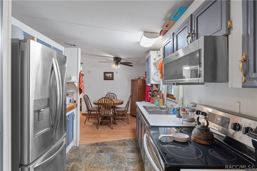 Welcome home to this charming and well-maintained 3-bedroom - photo 11
