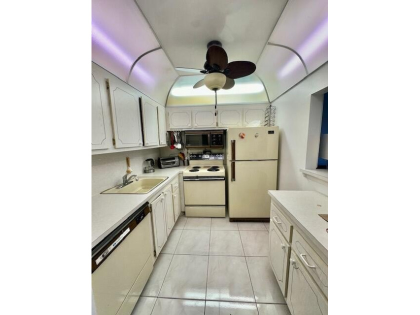 1/1.5, 3rd floor, light and bright, tile in kitchen and dining - photo 4