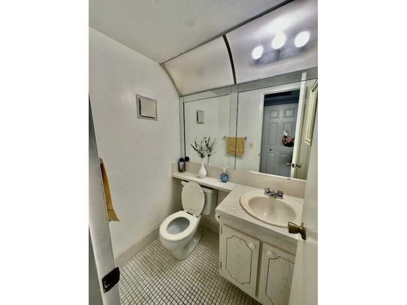 1/1.5, 3rd floor, light and bright, tile in kitchen and dining - photo 8