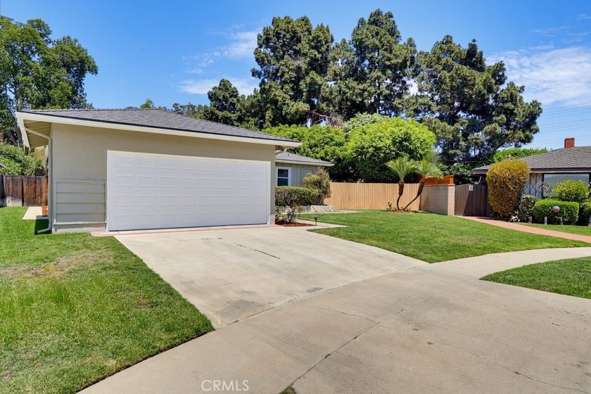 Located in one of the most desirable pockets of East Long Beach - photo 3