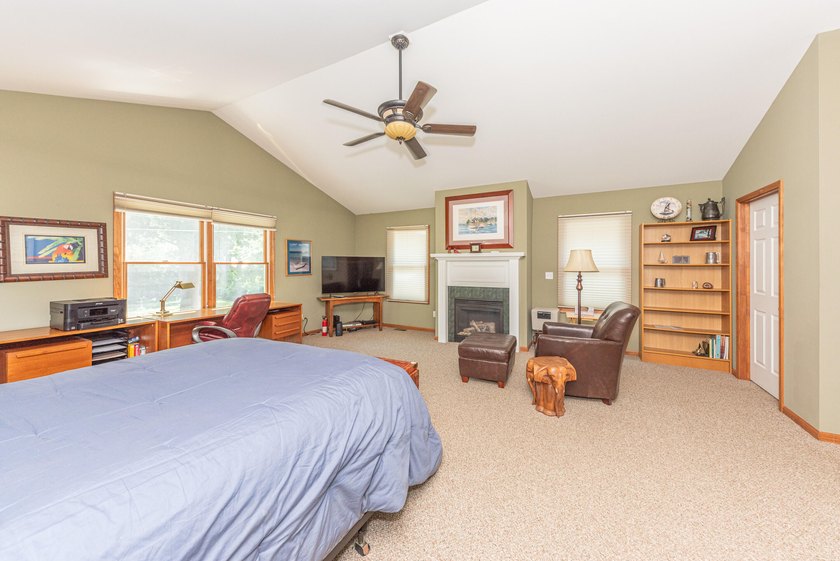 Welcome to this 3-bedroom, 2-bathroom waterfront residence in - photo 28