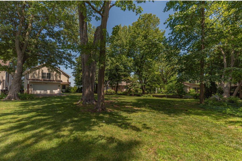 Welcome to this 3-bedroom, 2-bathroom waterfront residence in - photo 40
