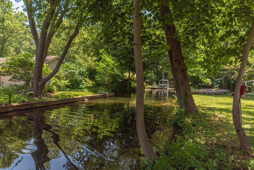 Welcome to this 3-bedroom, 2-bathroom waterfront residence in - photo 42