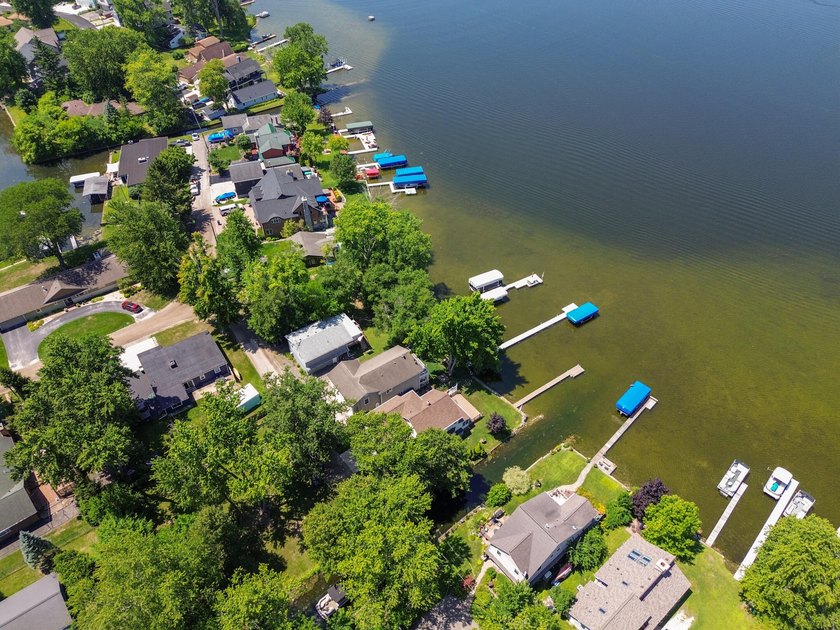 Welcome to this 3-bedroom, 2-bathroom waterfront residence in - photo 49
